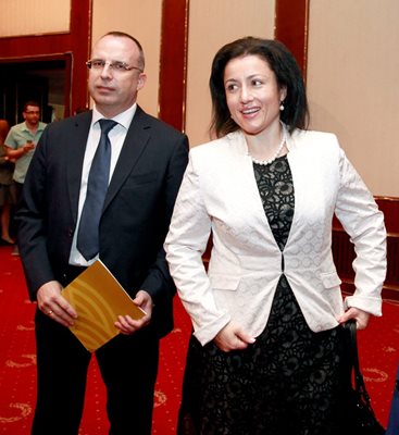 Министър Десислава Танева и шефът на фонд "Земеделие" Румен Порожанов