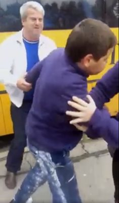 Шофьорът на автобуса се опитва да удържи момчето