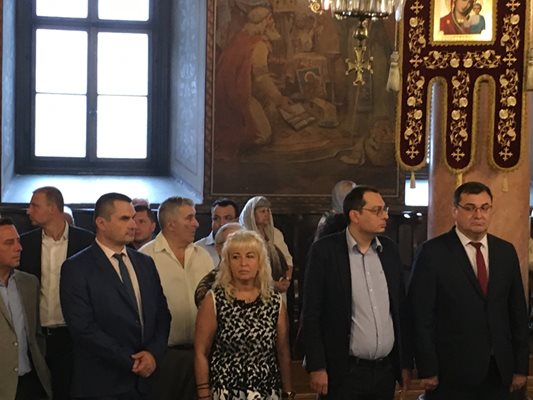 Отлявата страна се наредиха Славчо Атанасов с неговите кандидати за районни кметове.