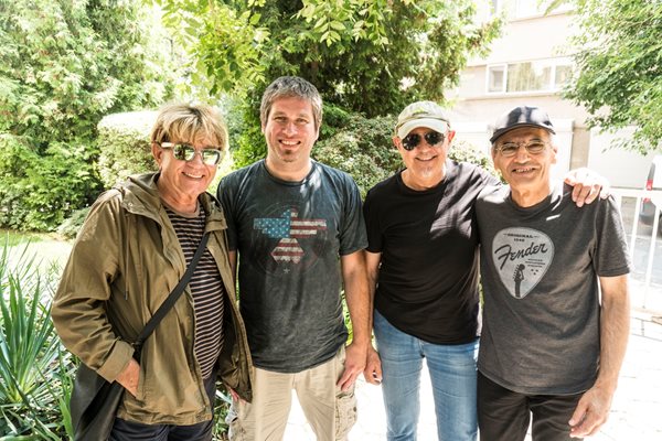 Боби Косатката с останалите музиканти от “Тангра”

СНИМКИ: ЛИЧЕН АРХИВ