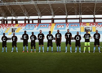 Футболистите на "Ботев" (Пловдив) подкрепиха Тодор Неделев.