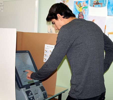 Мъж опитва гласуване с машина на предишните избори.