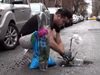 Мъж засади цветя и дръвчета в дупките по нюйоркските улици (Видео)