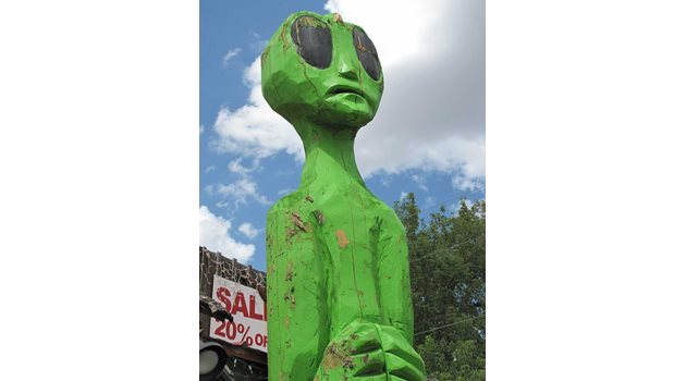 В градчето Руидозо, Ню Мексико, голямо “зелено човече” посреща любителите на НЛО.