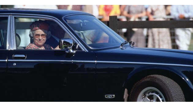 Кралица Елизабет винаги, когато е възможно се възползва от правото си да кара автомобил без шофьорска книжка.
