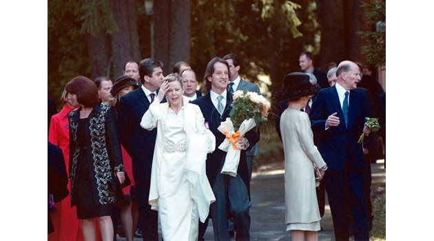 Тогавашният президент Георги Първанов (зад младоженците) заедно със съпругата си Зорка също присъстваха на венчавката.