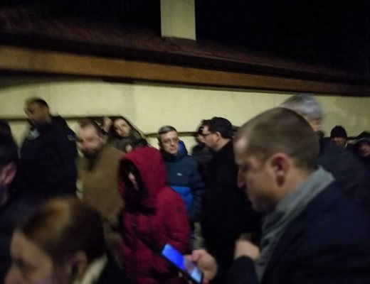 Активисти на ГЕРБ се събират пред дома на Борисов в Банкя.