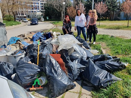 Зам.-кметицата на район "Тракия" Веселина Стоянова (вляво) събра цяла камара отпадъци заедно със служители.