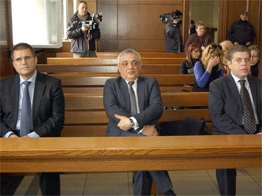 Бившият министър Николай Цонев (вляво) бе оправдан по обвинението за нарушение по служба.