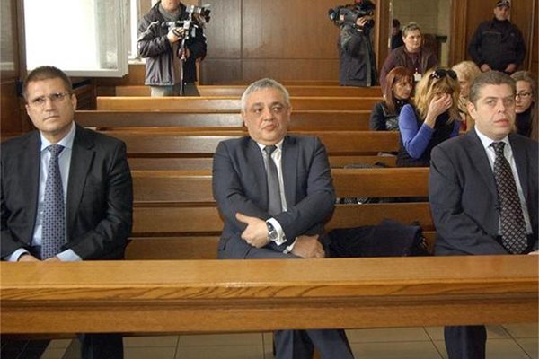 Бившият министър Николай Цонев (вляво) бе оправдан по обвинението за нарушение по служба.