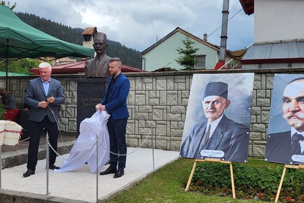 Бюст-паметникът бе открит от кмета на Чепеларе Боран Хаджиев и председателя на читалището Ангел Николов.
