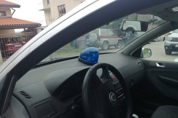Полицейски патрул охранява имението на единия от братя Галеви