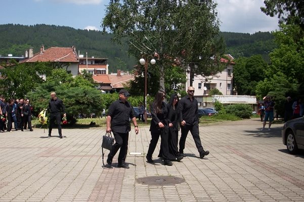 Скърбящите деца и съпруга на Ангел Христов отиват за опелото в храм “Свети Георги” в Дупница.