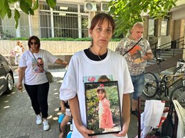 Майката на загиналата Моника – Блага Стоименова, дойде пред съда със снимка на детето си.
