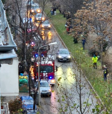 Гори покрив на жилищна сграда на бул. „Христо и Евлоги Георгиеви“ в София Снимка: Фейсбук/ Eva Vladaycheva