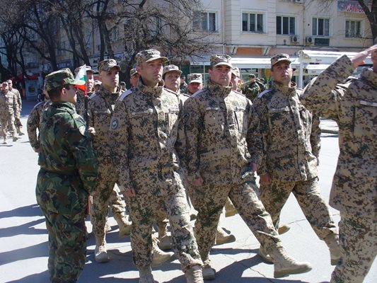 Тържествен марш на завърналите се от успешна мисия в Афганистан български воини.