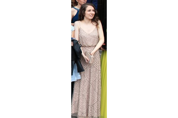 Дъщерята на министър Нено Димов избра рокля със сребристи орнаменти