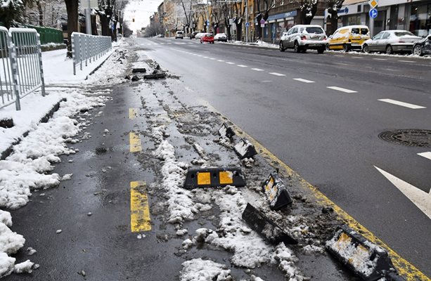 Първият сняг след отварянето на ремонтирания столичен бул. “Дондуков” взе “жертва” по него - велоалеята. Снегорин счупи над 100 м от пластмасовите ограничители.