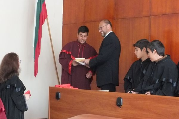 Председателят на районния съд Несебър съдия Евгени Узунов връчва грамоти на учениците.