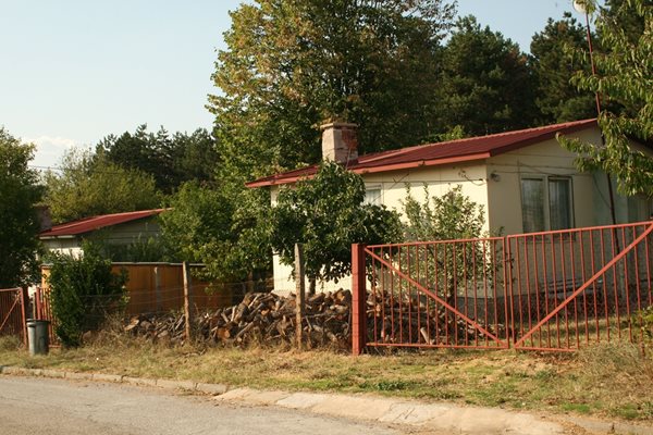 Местните се шегуват, че някогашната улица "Младежка" със сглобяемите къщички за заселниците трябва да се прекръсти на улица "Старешка". 