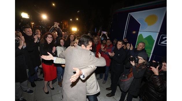 Съпредседателите Кирил Петков и Асен Василев в приятелска прегръдка пред симпатизантите си в изборната нощ.