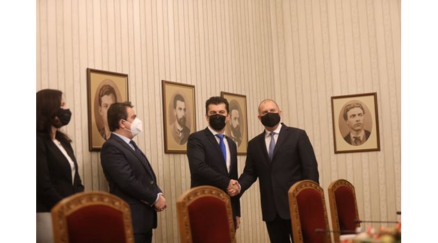 Президентът Румен Радев поздрави Асен Василев и Кирил Петков.