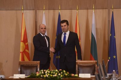 Кирил Петков и Димитър Ковачевски се ръкуват преди срещата на двете правителства във вторник.