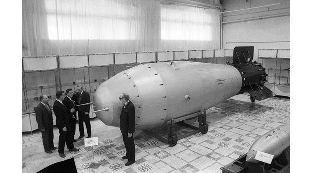 Съветски разработчици и ръководители разглеждат Цар Бомба.