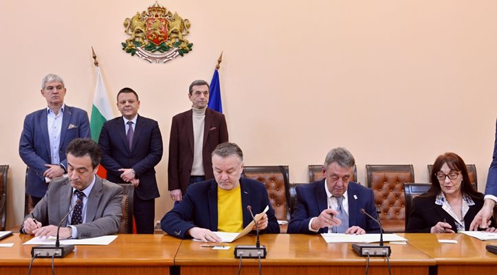 Подписване на споразумението за увеличение на заплатите в "Български пощи".