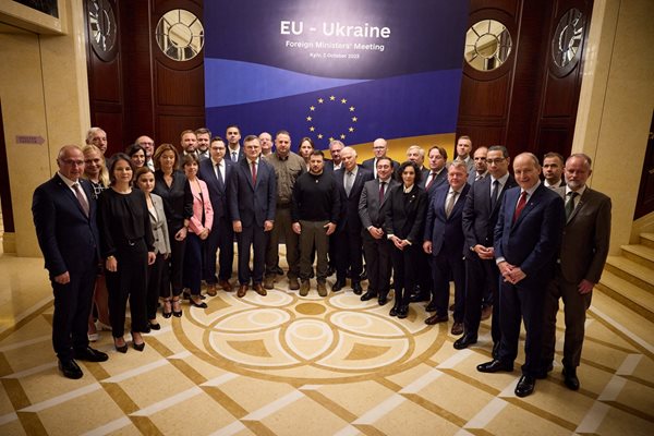 Володимир Зеленски заедно с външните министри на ЕС в Киев.