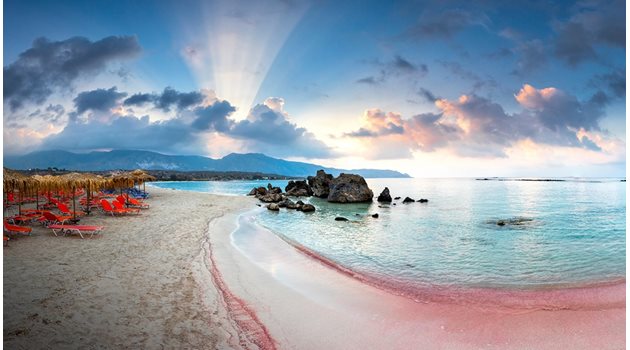 Плажът Елафониси на остров Крит, чийто пясък розовее.