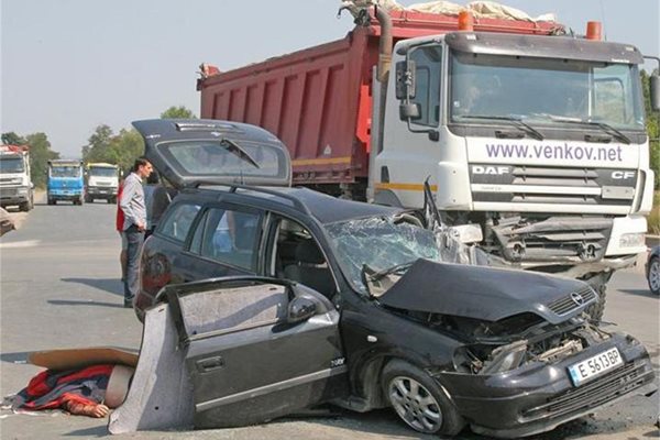 При тежки катастрофи с повече пострадали виновният шофьор ще бъде наказван по-сурово. 
СНИМКИ: АРХИВ "24 ЧАСА"
