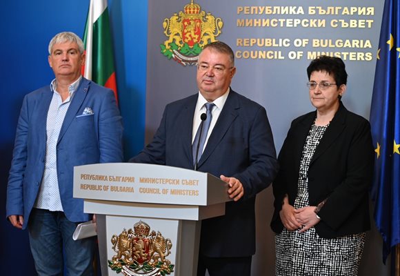 Le président du KNSB Plamen Dimitrov, le ministre des Affaires sociales Ivaylo Ivanov et la ministre des Finances Lyudmila Petkova après la réunion tripartite.