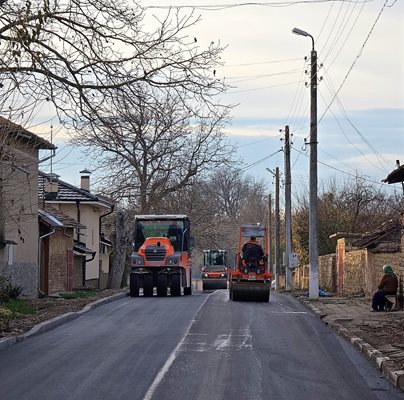 След завършването на първия етап – участък между Ресен и Водолей, в момента се полага износващ асфалтов слой в участъка през цялото село Дичин и към с. Лесичери