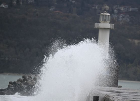 Морето край Варна се развълнува, огромни вълни прехвърлят вълнолома 
Снимка: Орлин Цанев