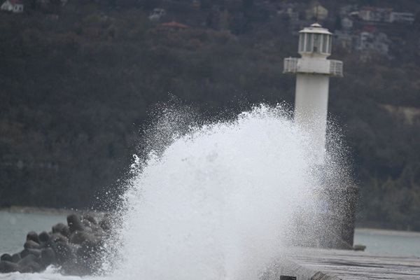 Морето край Варна се развълнува, огромни вълни прехвърлят вълнолома 
Снимка: Орлин Цанев