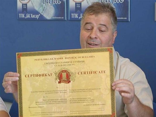 Злати Карамитев показва сертификатите, които
ще дава новоучредената Гилдия на главните
готвачи.
СНИМКИ: НАТАША МАНЕВА