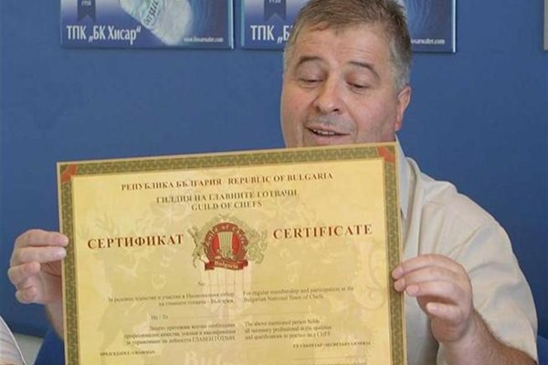 Злати Карамитев показва сертификатите, които
ще дава новоучредената Гилдия на главните
готвачи.
СНИМКИ: НАТАША МАНЕВА