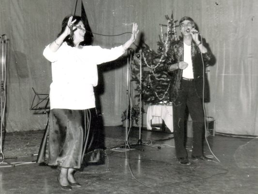 Стефка Берова и Йордан Марчинков пеят на новогодишен празник