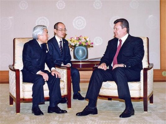 Японският император Акихито прие в двореца си вчера президента на Украйна Виктор Янукович (вдясно), който е на официално посещение в Токио.
СНИМКА: РОЙТЕРС