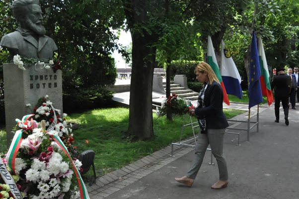 Зам.кметът Диана Саватева бе сред официалните лица, които отдадоха почит на загиналите за свободата на България.