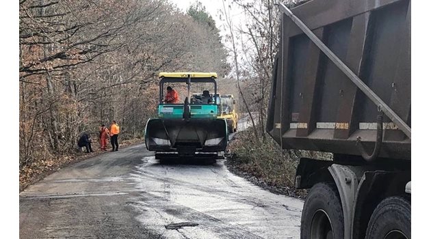 Пътят край морето южно от Царево и Приморско вече се кърпи аварийно.