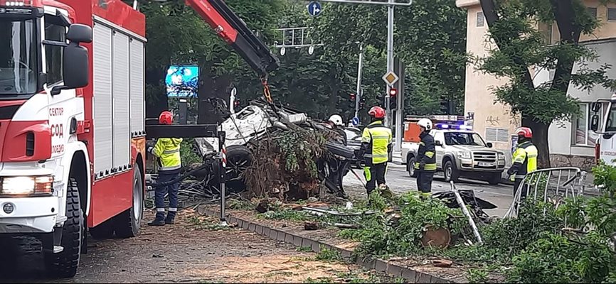 Колата, в която загинаха двама младежи,  е на части след зверския удар. 
Снимка: 24 часа