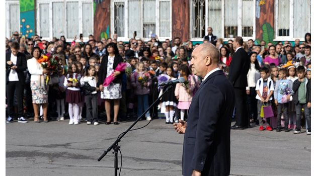 Президентът Румен Радев участва в тържественото откриване на учебната година в  128-о СУ “Алберт Айнщайн” в София. СНИМКА: ПРЕСЦЕНТЪР НА ДЪРЖАВНИЯ ГЛАВА