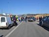 Гръцки фермери блокираха за 24 часа движението на автомобили през ГКПП „Маказа”.   Блокадата е на разклона край село Тихиро, което се намира на 15 километра от българо-гръцката граница. Фермерите са струпали трактори и друга техника, с която са препречили пътното платно. Протестиращите са блокирали всички пътища към Комотини,