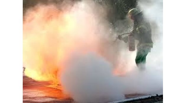 Борбата с огъня на пожарникарите, която до момента не е успяла да доведе до овладяване на пламъците, е подпомагана по въздух от хеликоптери. СНИМКА: Pixabay