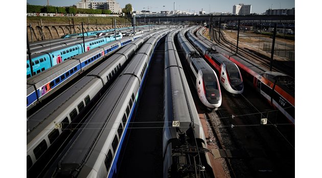 Скоростни влакове стоят неподвижни на Лионската гара в Париж. Франция удължи строгите мерки до 11 май.