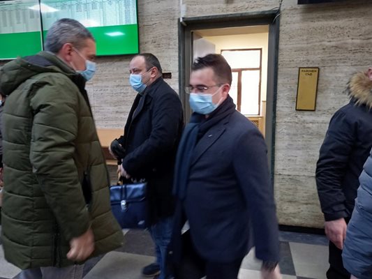 Михаил Дели-Славов излиза от съдебната зала. 
Снимки: Авторът