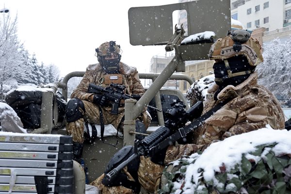 Талибански войници по време на снеговалеж в Кабул
Снимка: Ройтерс