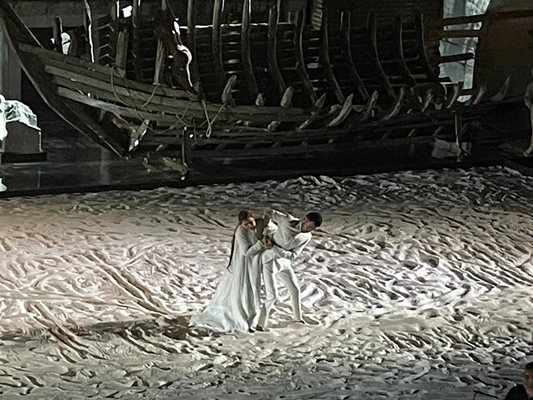Сцената на Античния театър бе изпълнена с пясък за спектакъла "Орфей и Евридика".